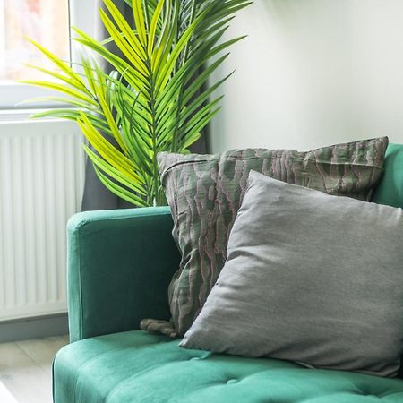 Stanion Luxurious 3 Bedroom Modern House Northamptonshire, Double, Twins, Single, Free Parking, Free Wi-Fi, Pets, Up To 8 Sleeps, 4 Smart Tvs 코비 외부 사진