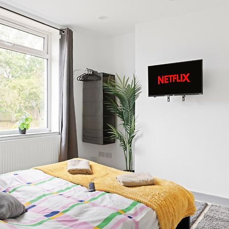 Stanion Luxurious 3 Bedroom Modern House Northamptonshire, Double, Twins, Single, Free Parking, Free Wi-Fi, Pets, Up To 8 Sleeps, 4 Smart Tvs 코비 외부 사진