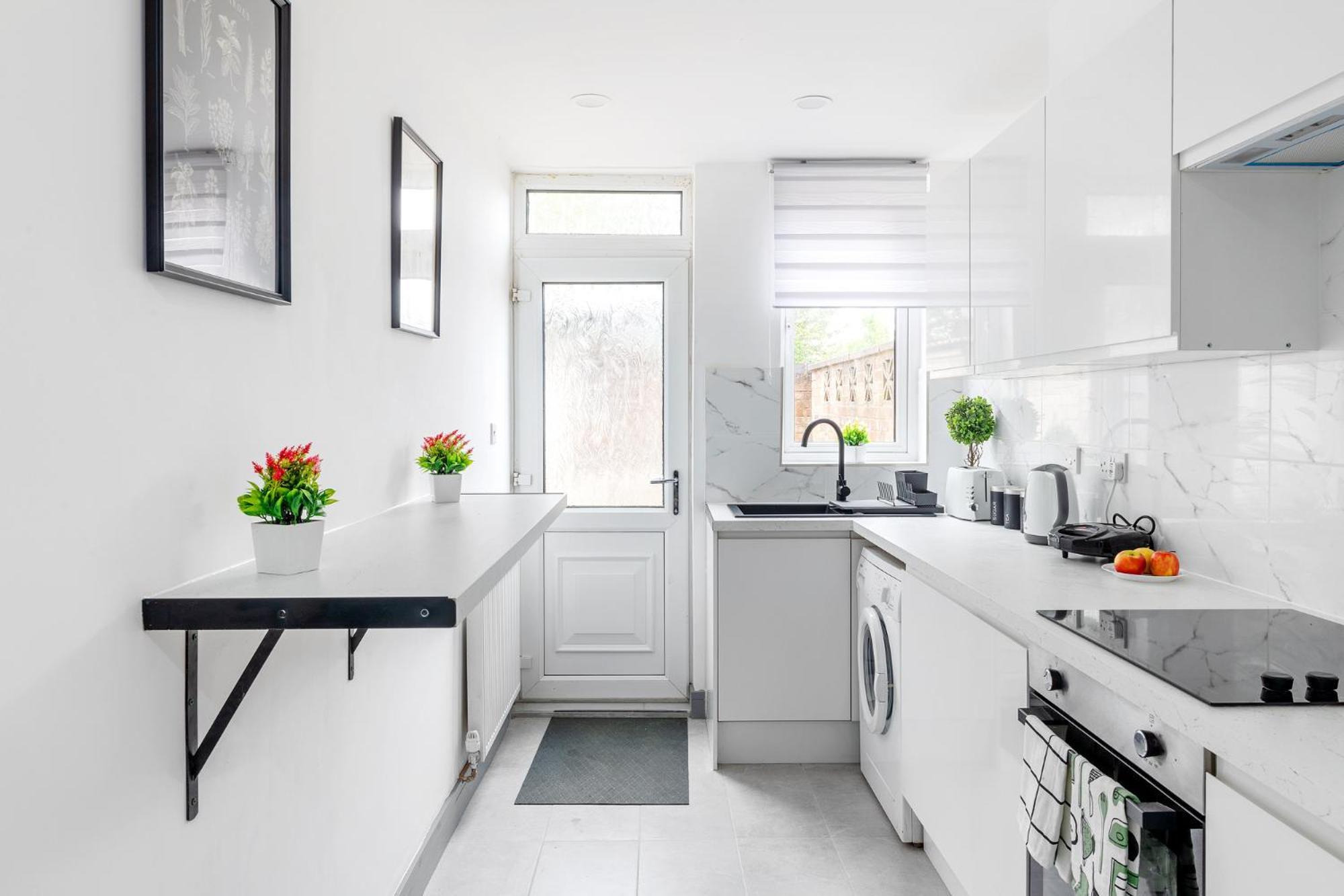 Stanion Luxurious 3 Bedroom Modern House Northamptonshire, Double, Twins, Single, Free Parking, Free Wi-Fi, Pets, Up To 8 Sleeps, 4 Smart Tvs 코비 외부 사진