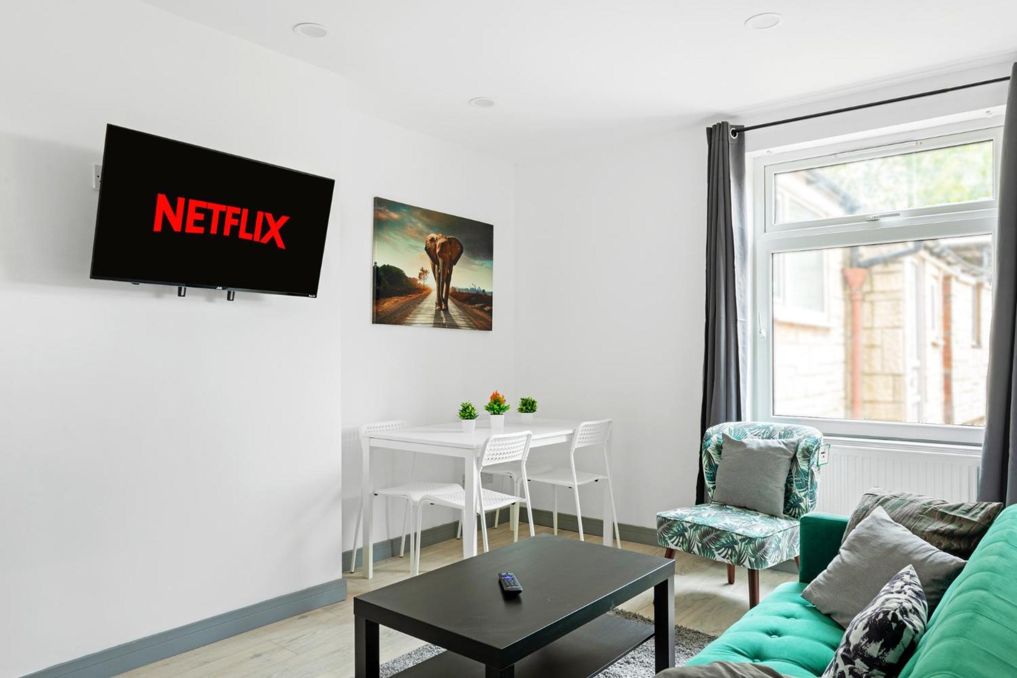 Stanion Luxurious 3 Bedroom Modern House Northamptonshire, Double, Twins, Single, Free Parking, Free Wi-Fi, Pets, Up To 8 Sleeps, 4 Smart Tvs 코비 외부 사진