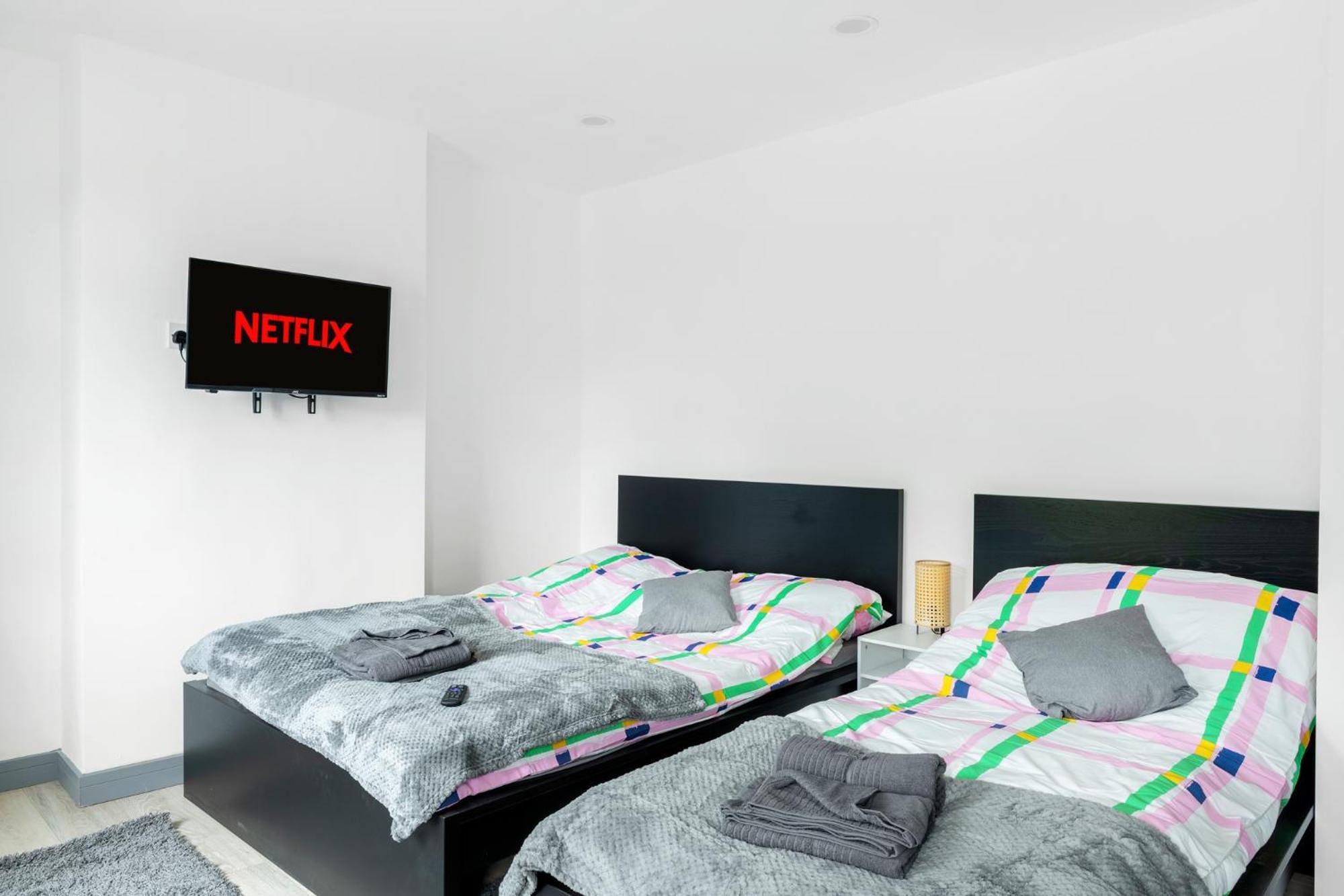 Stanion Luxurious 3 Bedroom Modern House Northamptonshire, Double, Twins, Single, Free Parking, Free Wi-Fi, Pets, Up To 8 Sleeps, 4 Smart Tvs 코비 외부 사진