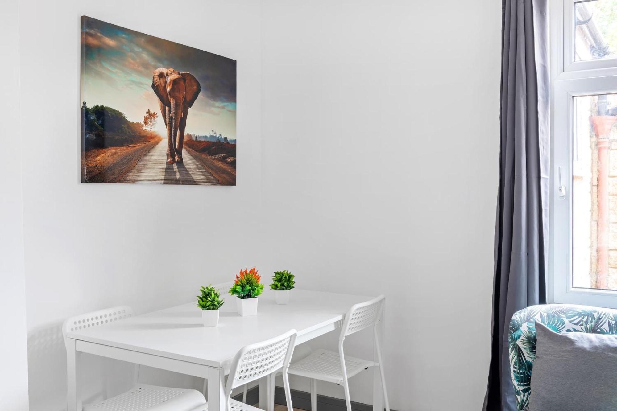 Stanion Luxurious 3 Bedroom Modern House Northamptonshire, Double, Twins, Single, Free Parking, Free Wi-Fi, Pets, Up To 8 Sleeps, 4 Smart Tvs 코비 외부 사진
