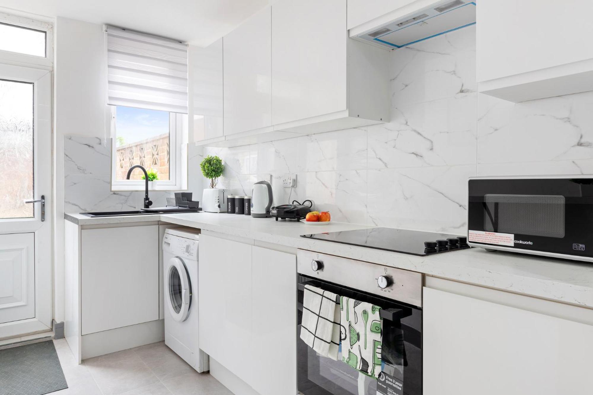 Stanion Luxurious 3 Bedroom Modern House Northamptonshire, Double, Twins, Single, Free Parking, Free Wi-Fi, Pets, Up To 8 Sleeps, 4 Smart Tvs 코비 외부 사진