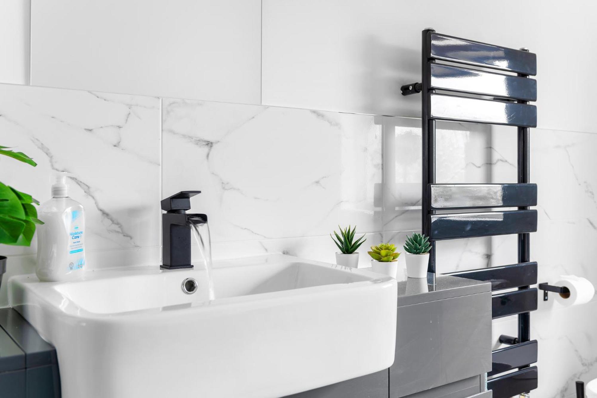 Stanion Luxurious 3 Bedroom Modern House Northamptonshire, Double, Twins, Single, Free Parking, Free Wi-Fi, Pets, Up To 8 Sleeps, 4 Smart Tvs 코비 외부 사진