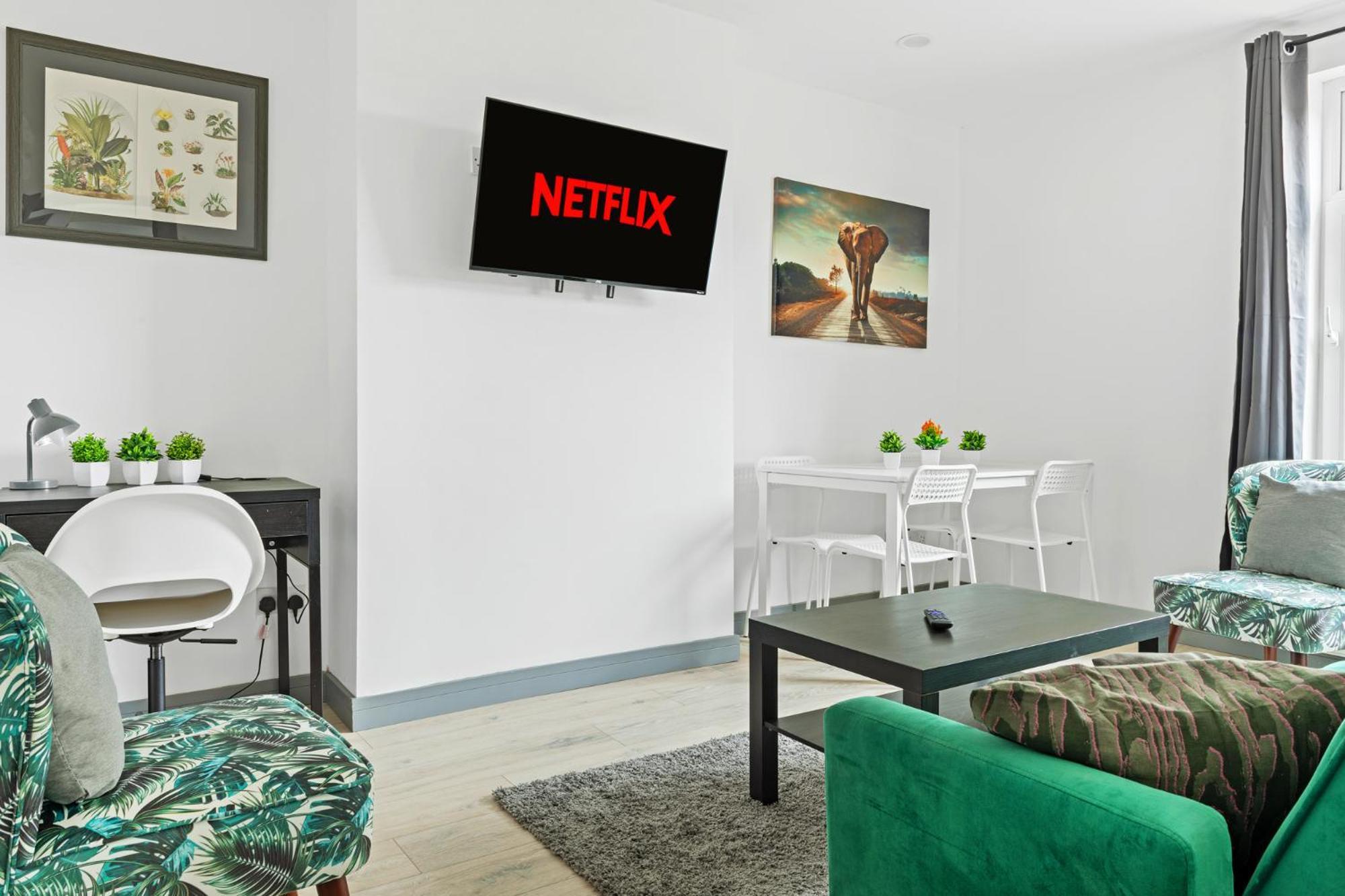 Stanion Luxurious 3 Bedroom Modern House Northamptonshire, Double, Twins, Single, Free Parking, Free Wi-Fi, Pets, Up To 8 Sleeps, 4 Smart Tvs 코비 외부 사진