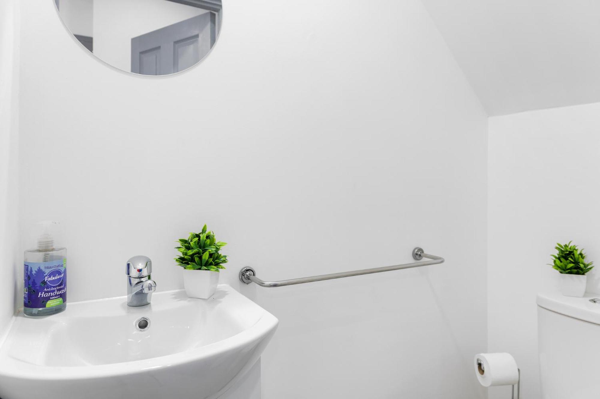 Stanion Luxurious 3 Bedroom Modern House Northamptonshire, Double, Twins, Single, Free Parking, Free Wi-Fi, Pets, Up To 8 Sleeps, 4 Smart Tvs 코비 외부 사진